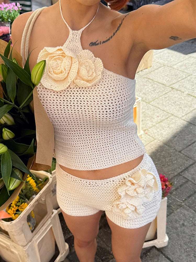 Découvrez notre ensemble, élégant et audacieux. Ce set comprend un débardeur dos nu avec lacets et un short mini en tricot orné de fleurs 3D. Parfait pour une touche de mode estivale.