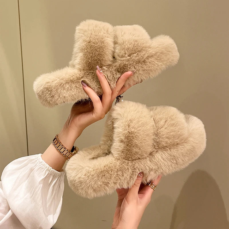 Chaussons en fausse fourrure : confort douillet et style cosy pour la maison.