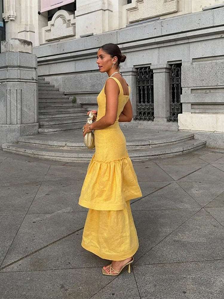 Sublimez vos soirées d'été avec notre robe longue à décolleté carré. Élégante et sexy, cette robe sans manches avec taille haute et volants est parfaite pour les soirées et événements chic.