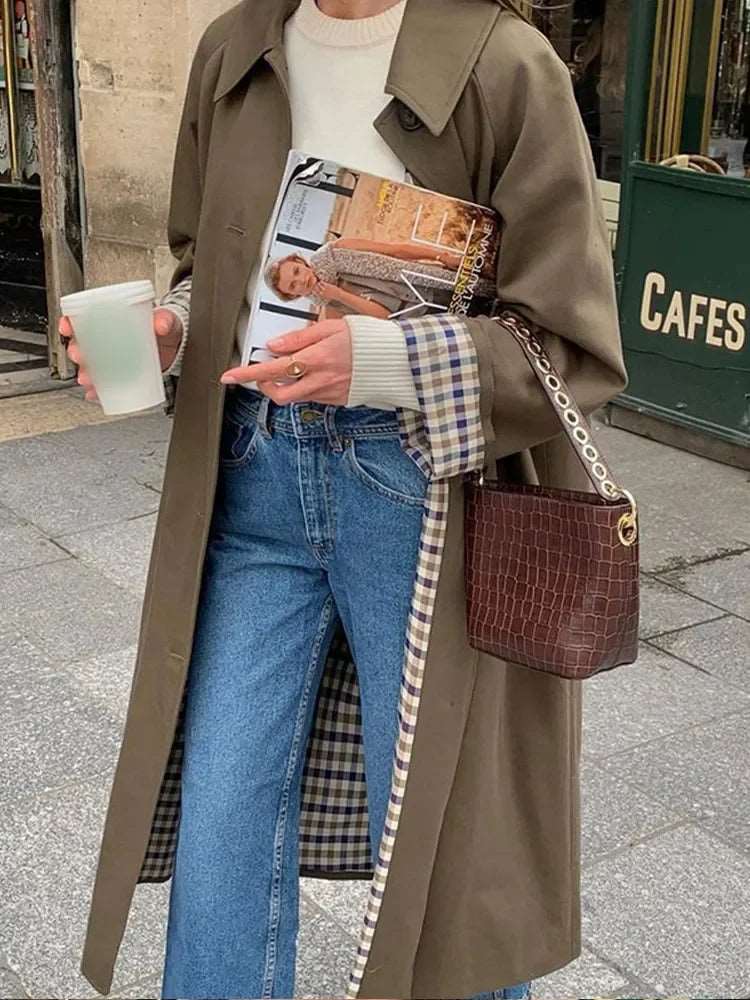 Découvrez notre manteau long à manches longues pour femmes. Avec son col à revers, son boutonnage simple et sa doublure à carreaux, il allie élégance et chaleur pour un look raffiné.