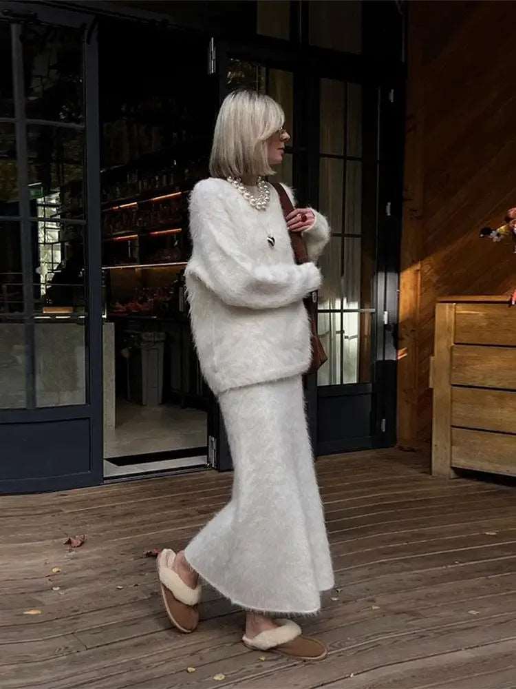 Découvrez notre ensemble en mohair pour femmes : un pull à col rond et une jupe longue, tous deux en tricot à couleur unie. Avec leur coupe ample, ce set élégant est parfait pour les soirées et événements automnaux.