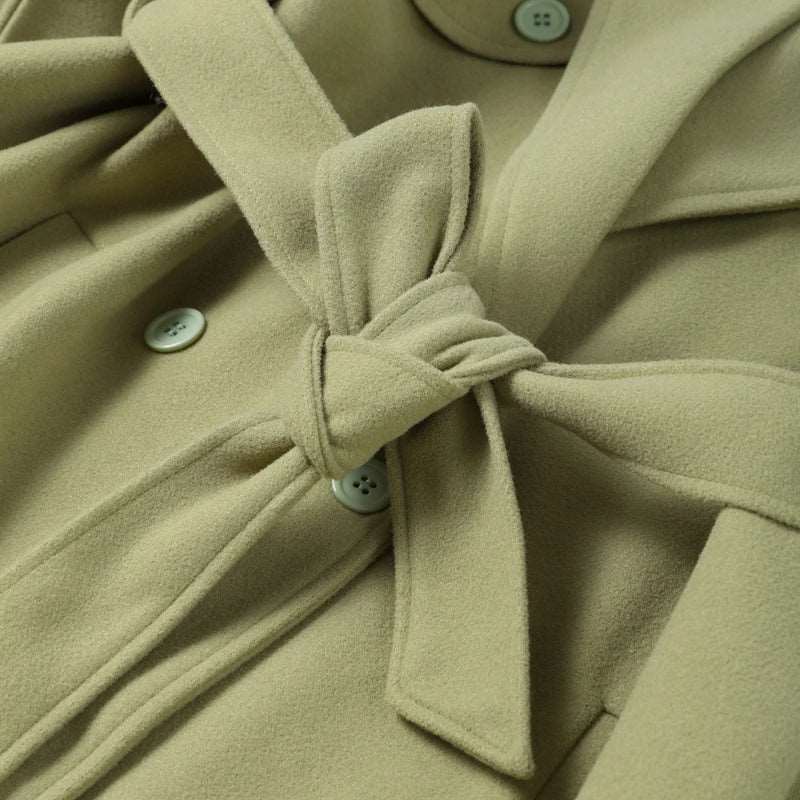 Manteau long urbain : élégant double boutonnage et ceinture pour l'automne/hiver.