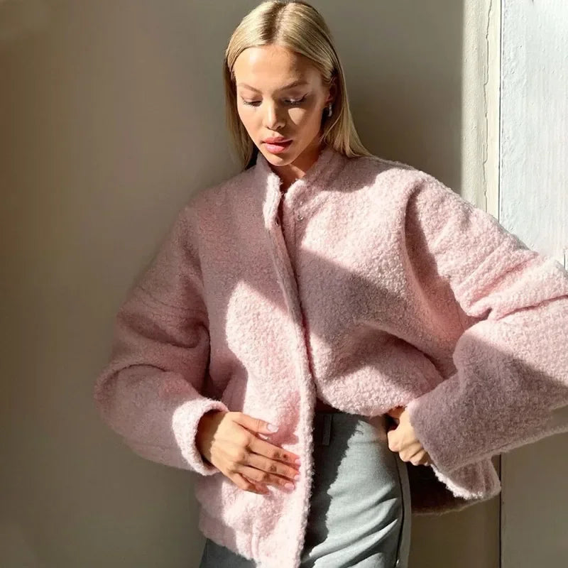 Adoptez la douceur et le style avec notre veste courte en fourrure rose, parfaite pour l'automne.