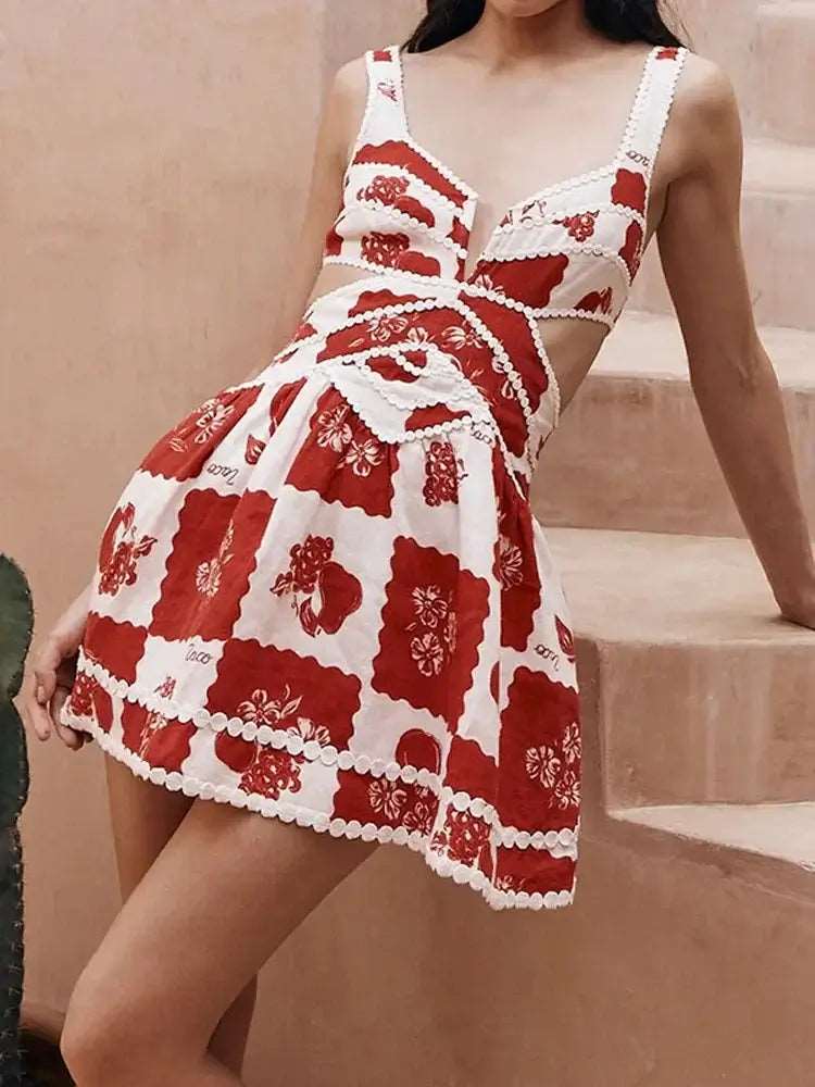 Découvrez notre robe courte à taille haute, dos nu et sans manches, avec découpes et fermeture éclair. Parfaite pour vos soirées d'été, élégante et tendance à souhait ! NEITH