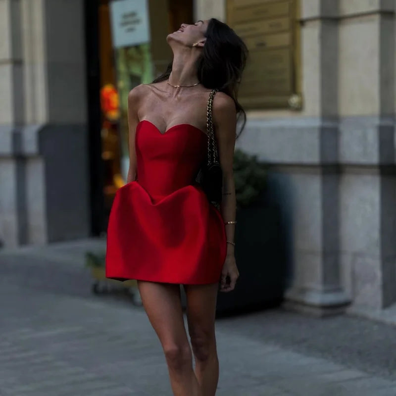 Robe rouge bustier : dos nu et coupe pétale pour une élégance sexy en soirée.