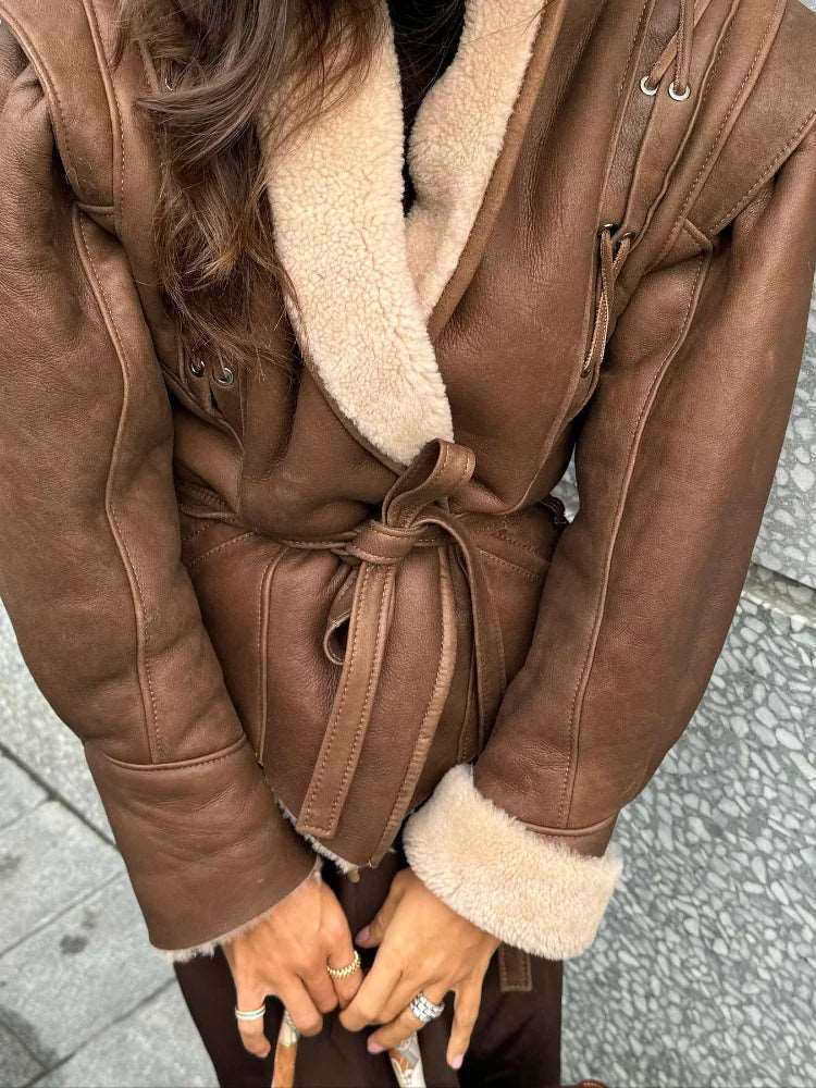 Affrontez l'hiver avec élégance dans cette veste en cuir en fourrure chic, à ceinture.