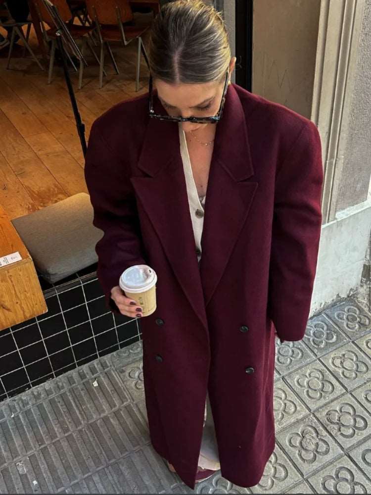 Manteau bordeaux à col rabattu : chic et décontracté pour l'automne et l'hiver.