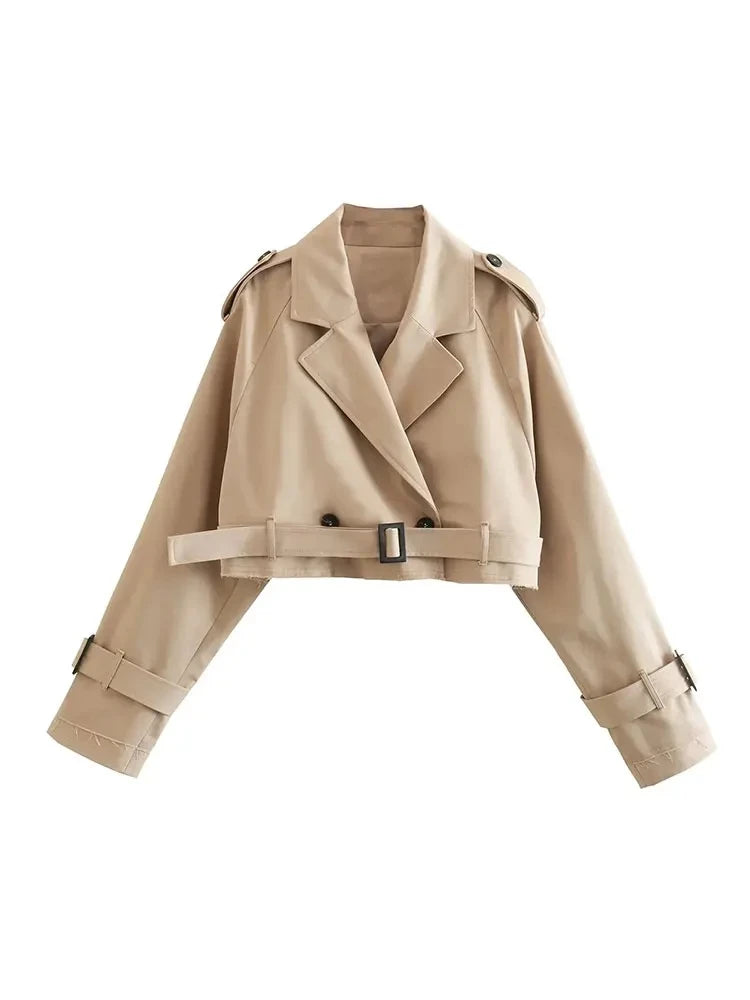 Adoptez un style audacieux avec notre veste trench cropped vintage. Ce modèle à manches longues et boutonnage double est ceinturé pour une silhouette structurée. Parfait pour un look streetwear chic et intemporel.