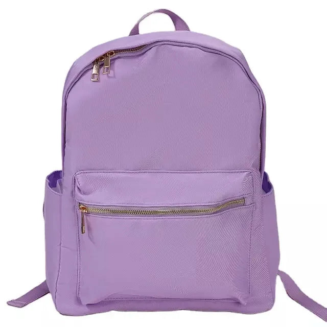 Préparez vos enfants pour la rentrée scolaire avec ce sac à dos en nylon, décoré de lettres en chenille que vous pouvez personnaliser. Conçu pour résister aux aventures quotidiennes tout en ajoutant une touche personnelle à leur look.