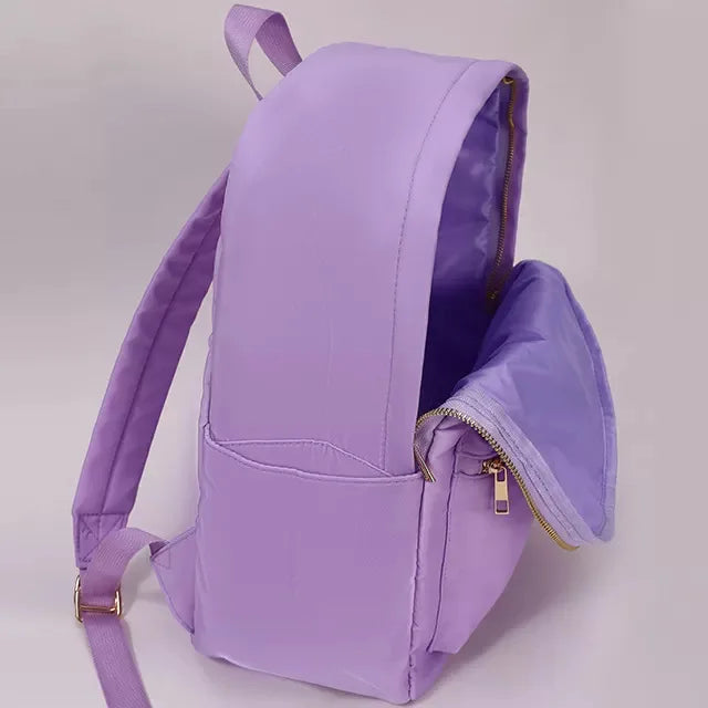 Préparez vos enfants pour la rentrée scolaire avec ce sac à dos en nylon, décoré de lettres en chenille que vous pouvez personnaliser. Conçu pour résister aux aventures quotidiennes tout en ajoutant une touche personnelle à leur look.