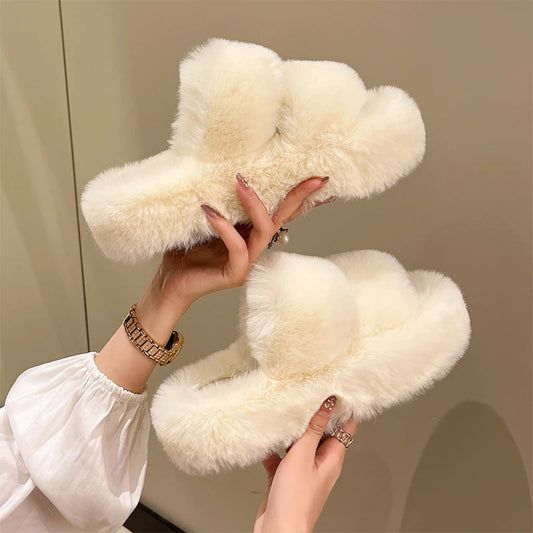 Chaussons en fausse fourrure : confort douillet et style cosy pour la maison.