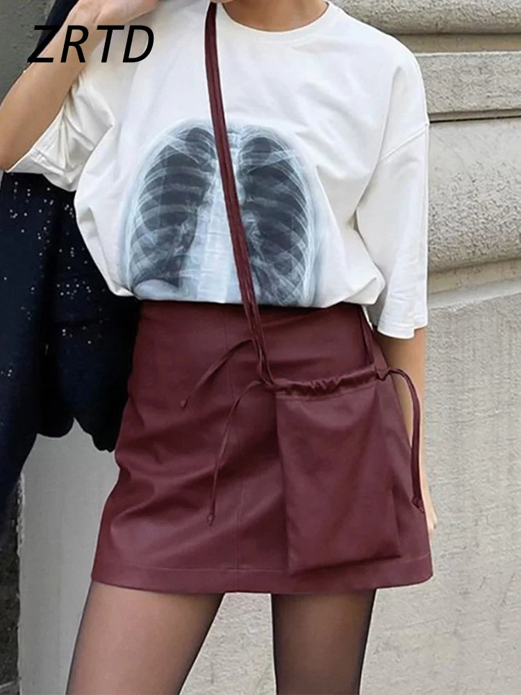 Jupe courte en cuir bordeaux : silhouette vintage et style ajusté pour l'automne.