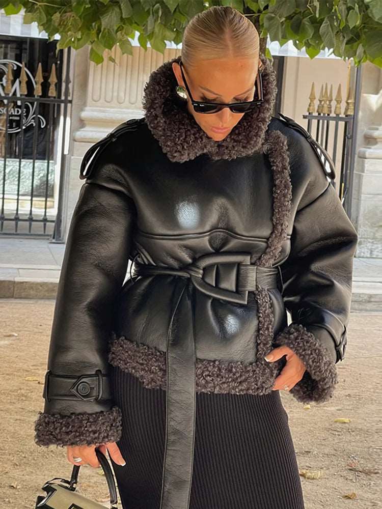 Alliez style et confort : veste en cuir noir rétro avec doublure en peluche pour un hiver au chaud.