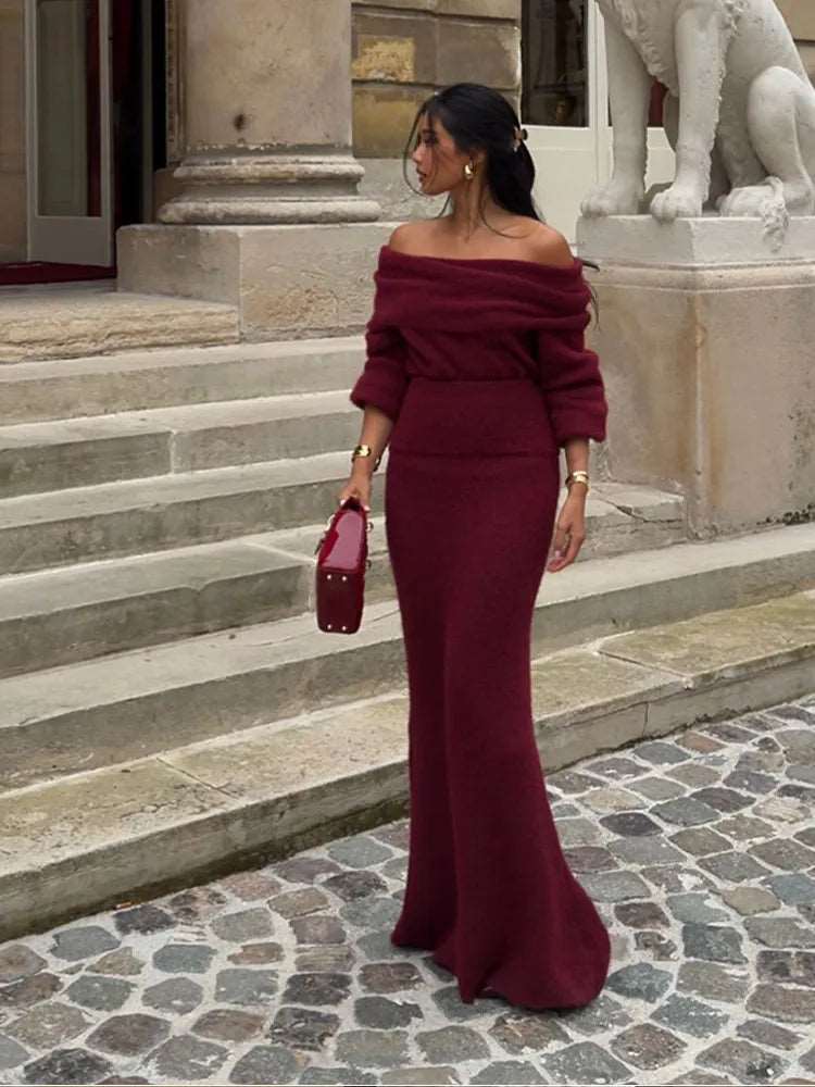 Robe longue rouge épaules dénudées : élégance plissée et dos nu pour vos soirées d'automne.