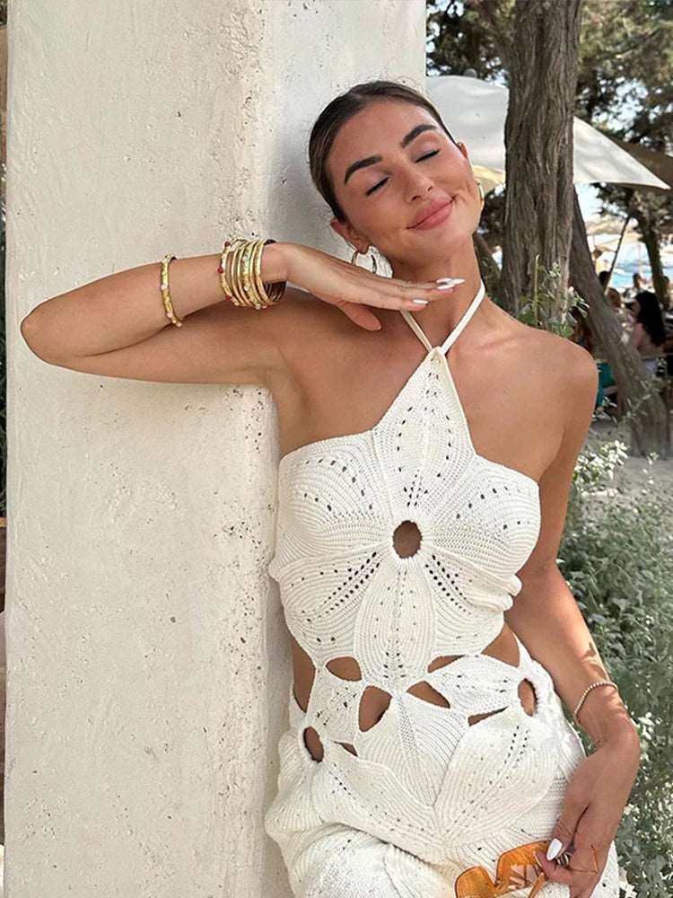 Attirez tous les regards avec notre robe de plage, ornée de délicats motifs floraux découpés. Cette robe présente un design sexy dos nu et une coupe slim, parfaite pour un look stylé. Idéale pour les sorties à la plage et les escapades ensoleillées.