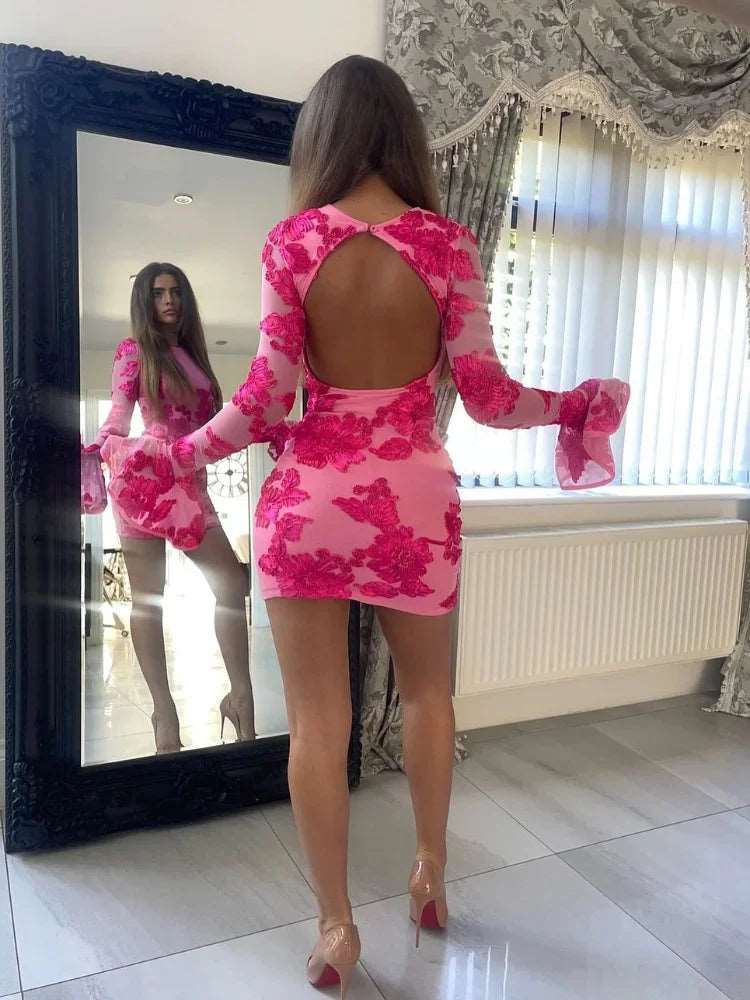 Sublimez vos soirées avec notre robe courte en mesh rose. Avec ses manches évasées, son dos ouvert, sa taille haute et son design drapé, elle est idéale pour les fêtes et les occasions spéciales.