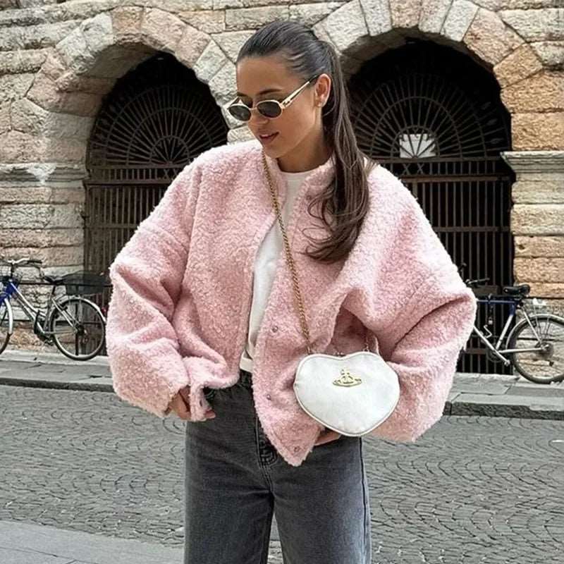 Adoptez la douceur et le style avec notre veste courte en fourrure rose, parfaite pour l'automne.