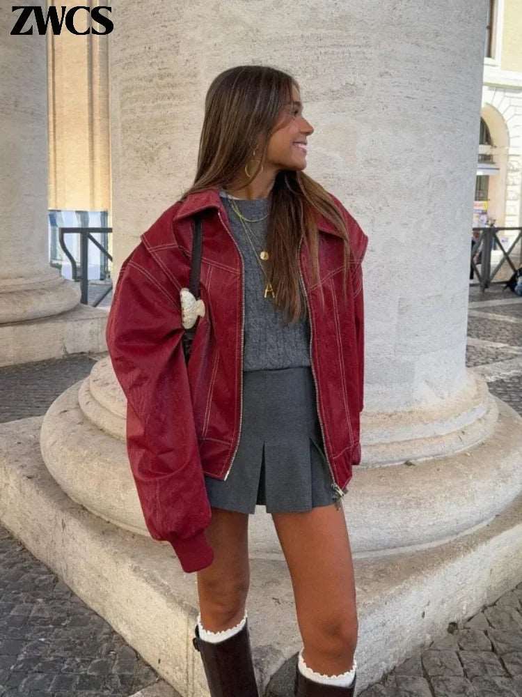 Affirmez votre style avec notre veste courte en cuir rouge bordeaux, zippée et à manches longues, pour un look vintage et tendance cet automne.