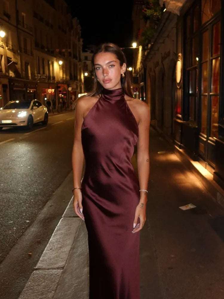 Robe longue satinée marron : dos nu et décolleté sexy pour une soirée élégante.