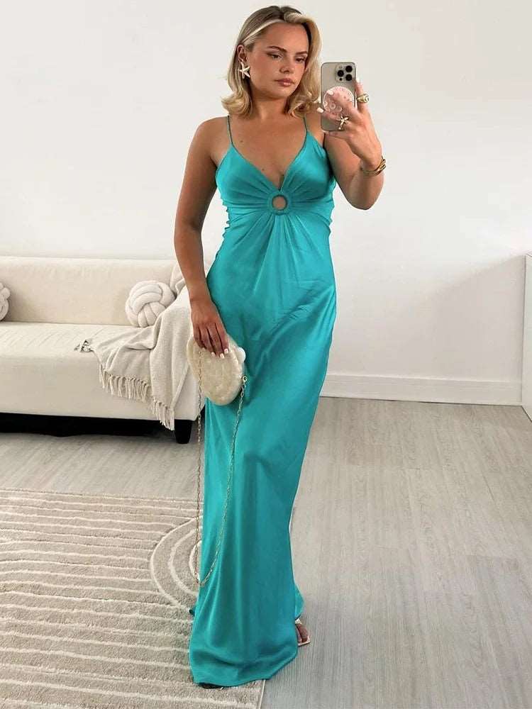 Optez pour l'élégance avec cette robe longue, bleu ciel, à taille haute et découpe ajourée. Son décolleté en V, ses bretelles fines et son dos nu créent un look sophistiqué et audacieux, idéal pour les soirées et les fêtes.