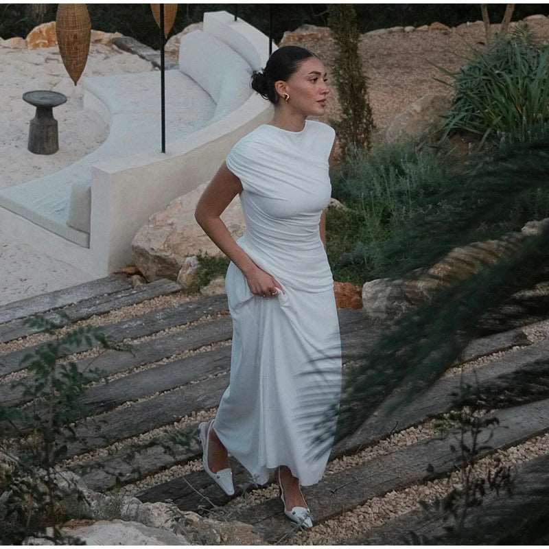 Découvrez notre robe blanche plissée irrégulière, un must-have de l'été. Avec son encolure ronde, sans manches et coupe ajustée, cette robe incarne le chic moderne. Idéale pour une allure sophistiquée. NEITH