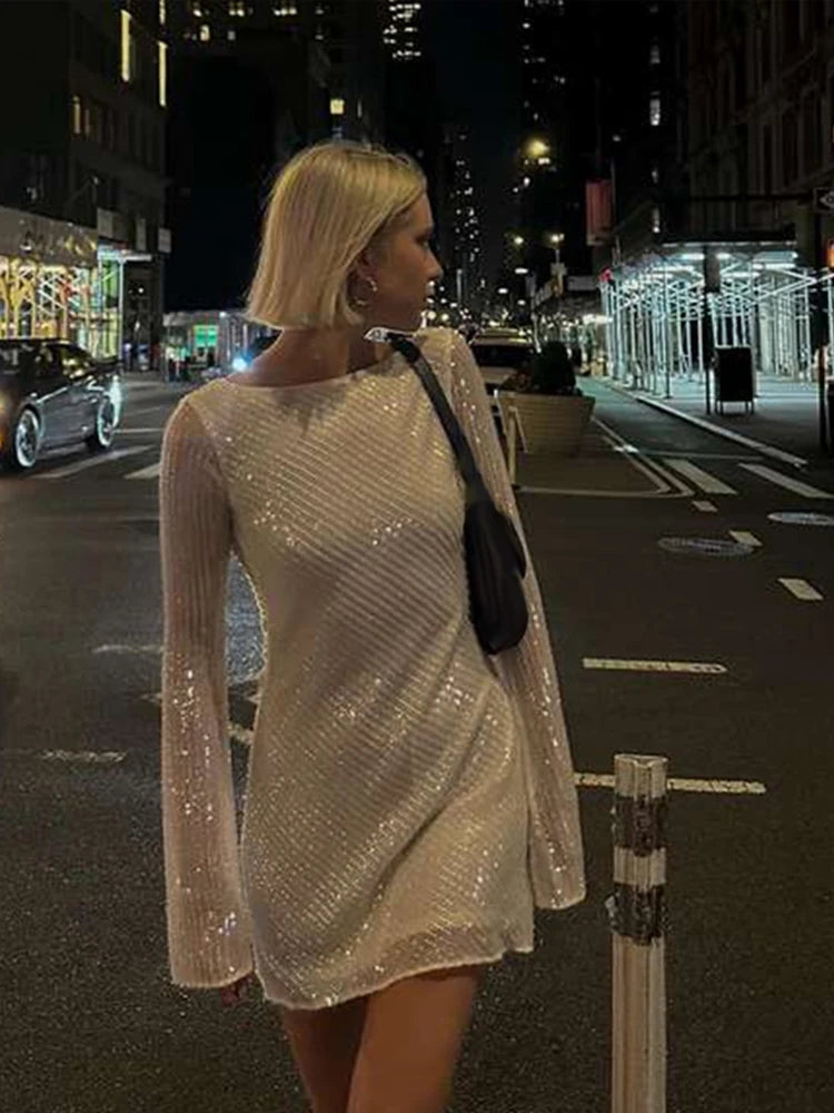 Robe courte à sequins : dos nu et manches évasées pour un look de soirée scintillant.