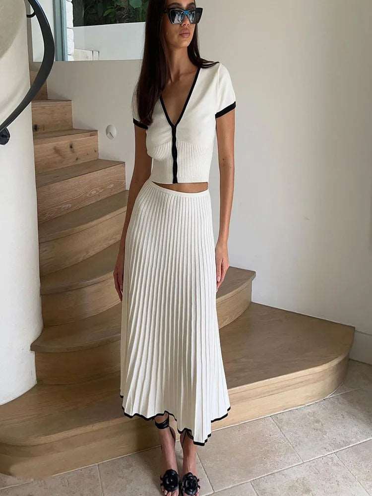 Optez pour notre ensemble cet été. Composé d'un crop top à manches courtes et col V, assorti à une jupe longue plissée, cet ensemble élégant en deux pièces est disponible dans une large gamme de tailles (S-3XL). Parfait pour une tenue chic et confortable. NEITH