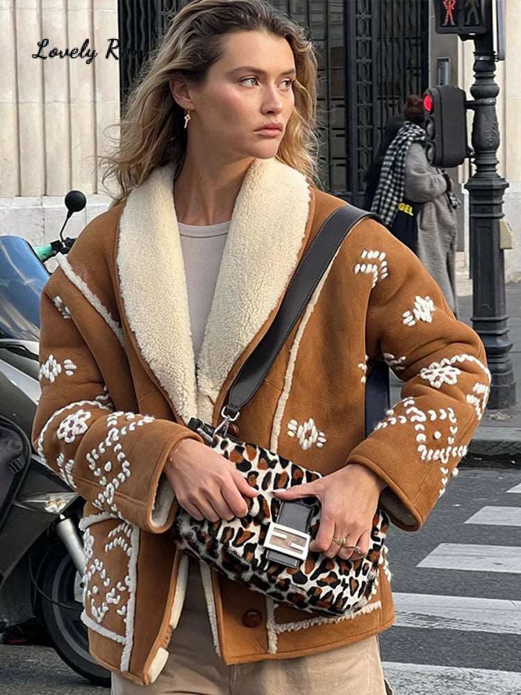 Enveloppez-vous de douceur avec notre manteau en laine d'agneau brodé, coupe décontractée et col en V, pour un look cosy et élégant cet automne-hiver.