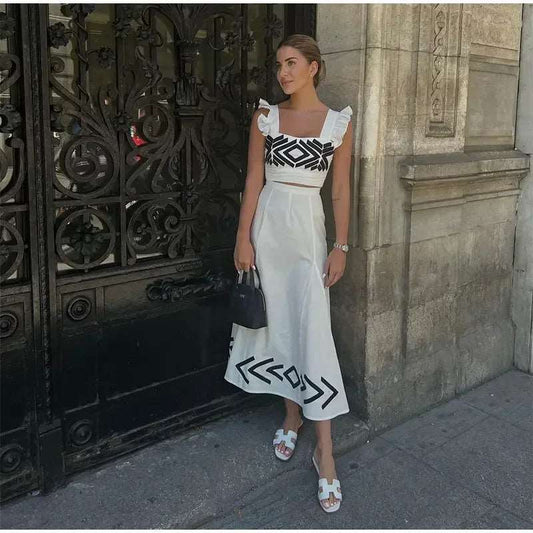 Adoptez notre ensemble élégant avec crop top en dentelle et jupe taille haute. Sophistication et confort se rejoignent dans ce look chic et tendance, idéal pour des journées ensoleillées. NEITH