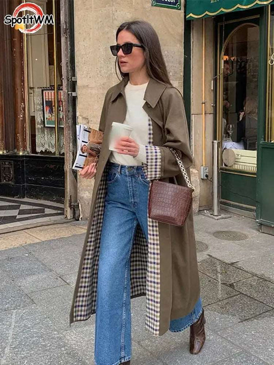 Découvrez notre manteau long à manches longues pour femmes. Avec son col à revers, son boutonnage simple et sa doublure à carreaux, il allie élégance et chaleur pour un look raffiné.