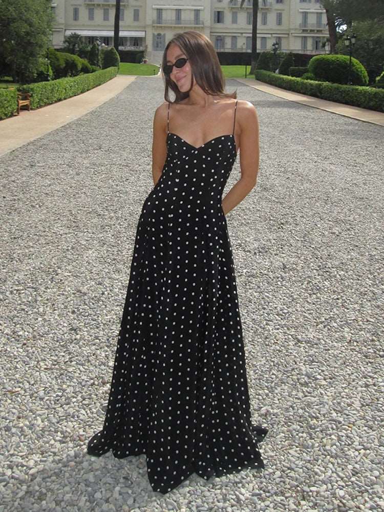 Découvrez notre Robe longue à Pois élégante, parfaite pour sublimer votre été. Avec son dos nu et ses fines bretelles, cette robe sans manches offre une coupe évasée idéale pour vos soirées et journées à la plage. Soyez la star de chaque événement !