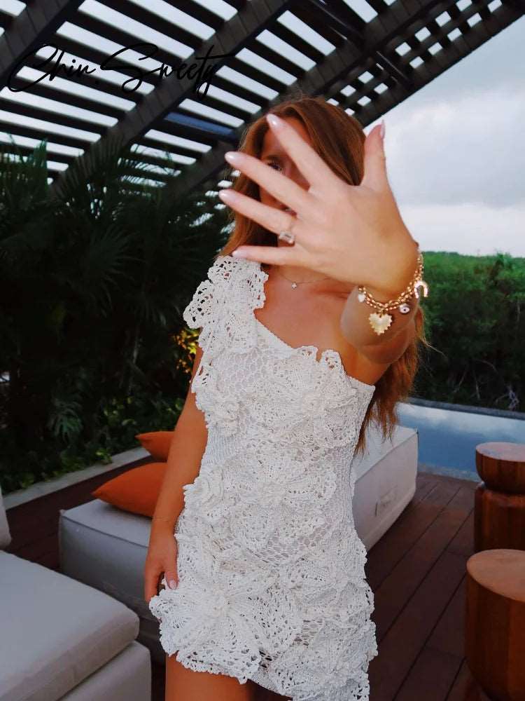 Optez pour cette magnifique robe d'été en tricot uni. Avec son design sexy, ses fleurs ajourées, son dos nu à bretelles. Elle est parfaite pour un look raffiné et estival.