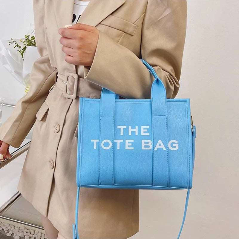 Affichez un style moderne avec notre sac à main tendance en cuir PU. Doté d'une poignée supérieure, d'une sangle croisée et d'un design élégant, il est idéal pour vos sorties décontractées.