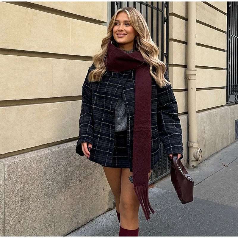 Ensemble manteau et jupe à rayures : style high street chic pour l'automne/hiver.