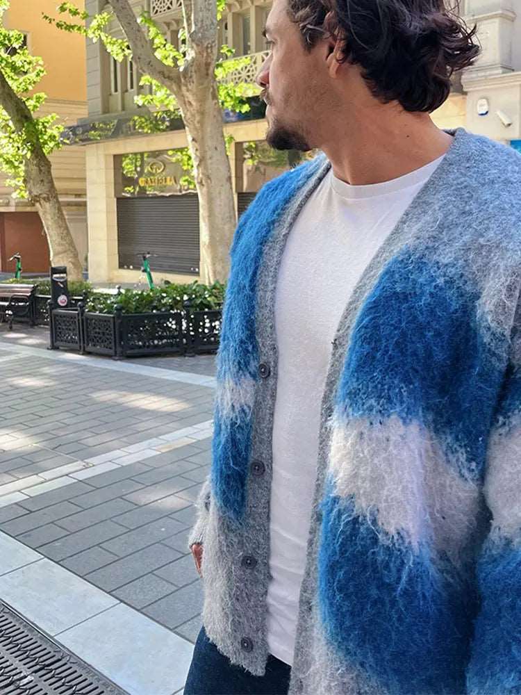 Adoptez le style avec notre cardigan en cachemire tie-dye pour hommes. Avec ses manches longues, son tricot épais et sa coupe chaleureuse, il est parfait pour l'automne 2024.