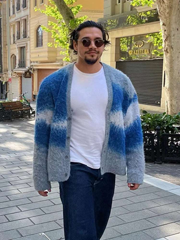 Adoptez le style avec notre cardigan en cachemire tie-dye pour hommes. Avec ses manches longues, son tricot épais et sa coupe chaleureuse, il est parfait pour l'automne 2024.