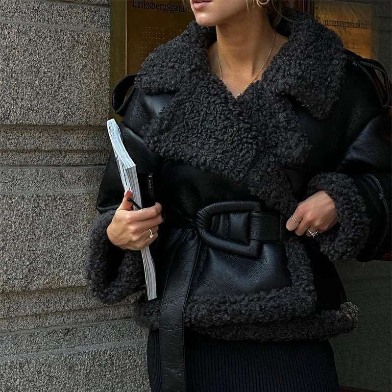 Alliez style et confort : veste en cuir noir rétro avec doublure en peluche pour un hiver au chaud.