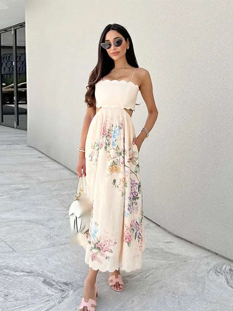 Découvrez notre robe sans manches, élégante et sophistiquée, avec un imprimé raffiné, un design ajouré et un décolleté halter. Idéale pour les fêtes d'été et les événements spéciaux, elle allie confort et style pour un look impeccable.