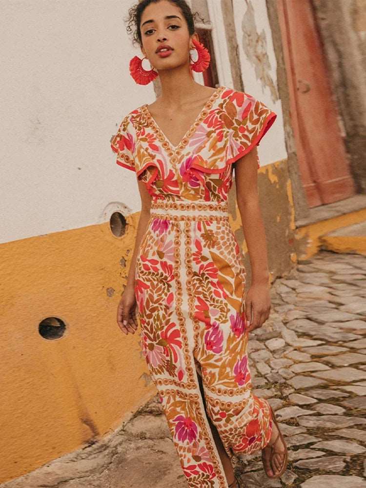 Découvrez notre robe longue vintage à imprimé. Avec son élégant décolleté en V, ses manches volantes, sa taille haute et sa fente, cette robe ajustée est parfaite pour un nouveau style sophistiqué. NEITH