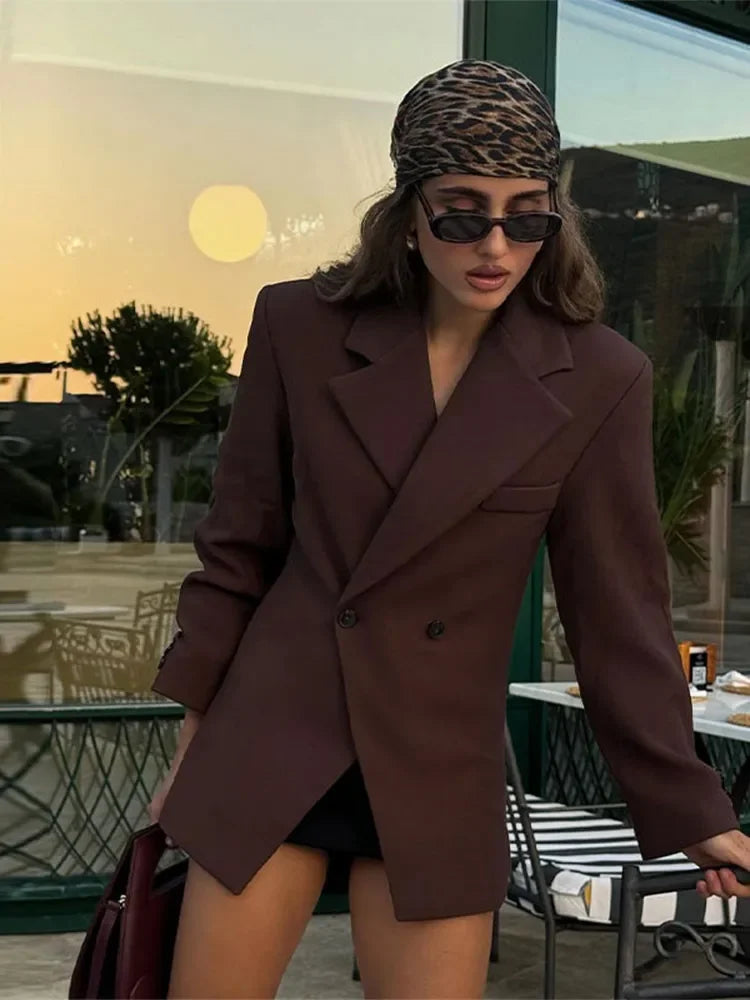 Blazer marron casual : élégance décontractée avec poches et boutons tendance.