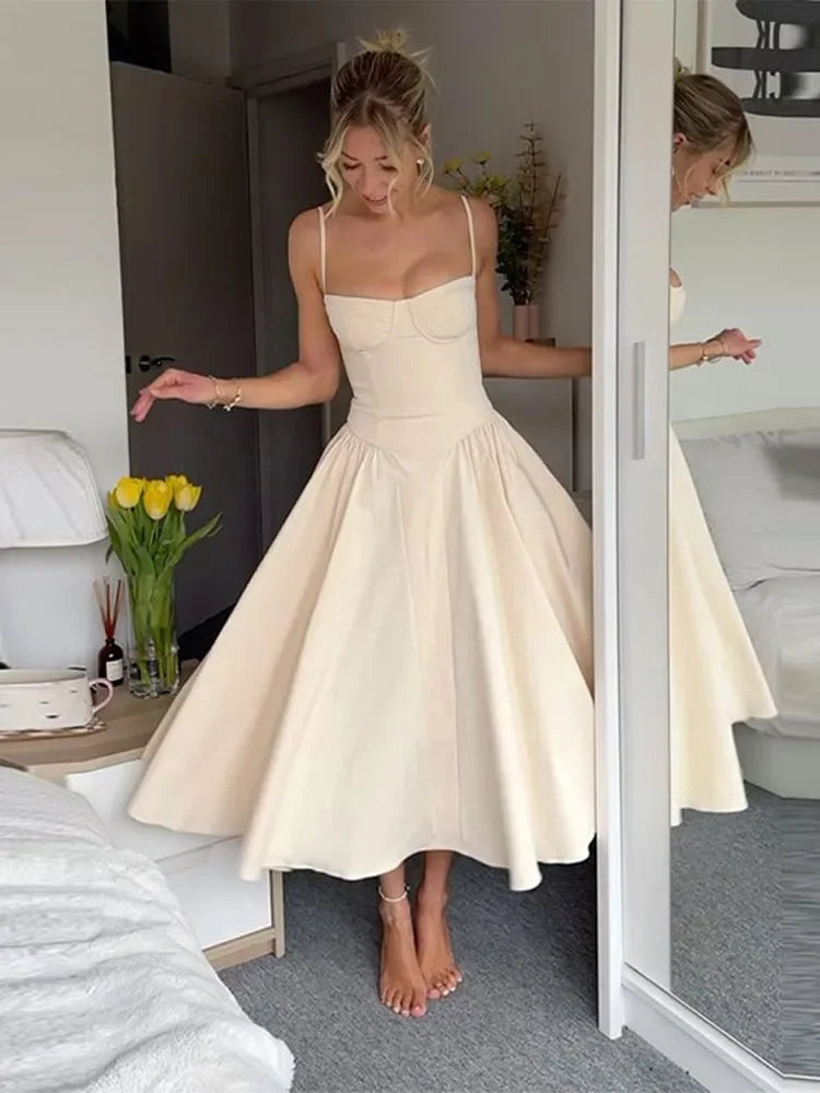 Mettez en valeur votre silhouette! Avec un bustier froncé et des fines bretelles. Longue et fluide, cette robe tombe gracieusement jusqu'aux chevilles avec une coupe plissée pour un effet dynamique. Parfaite pour les fêtes et les sorties en ville.