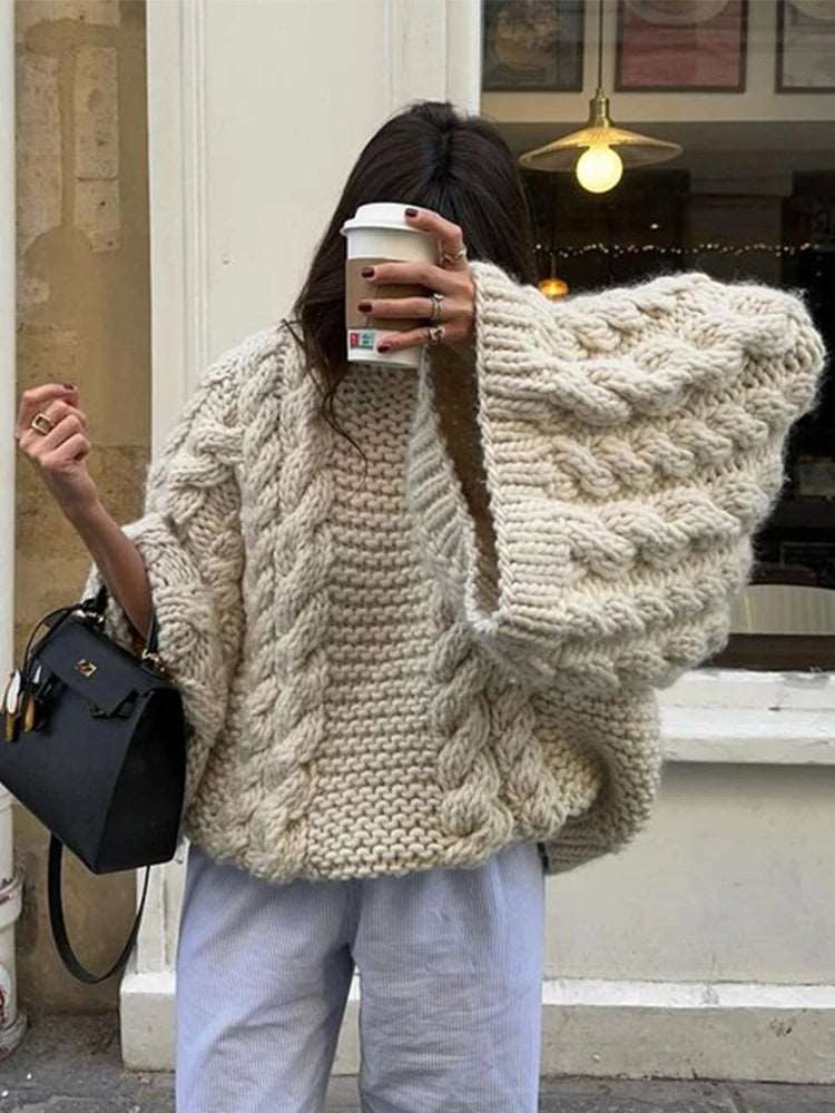 Venez vous enmitoufler dans notre beau pull ample en maille, col rond et manches larges, pour un confort décontracté.