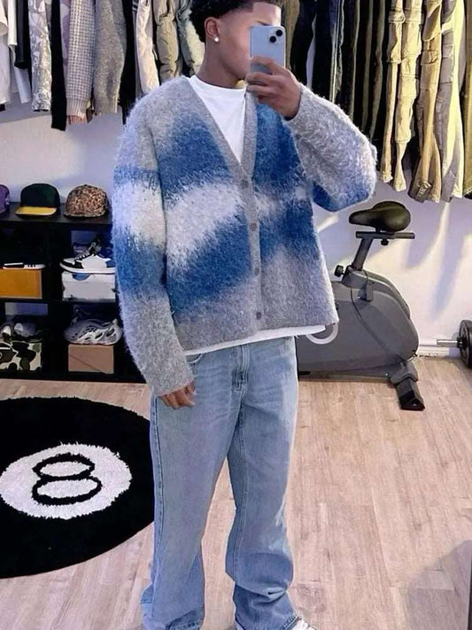 Adoptez le style avec notre cardigan en cachemire tie-dye pour hommes. Avec ses manches longues, son tricot épais et sa coupe chaleureuse, il est parfait pour l'automne 2024.