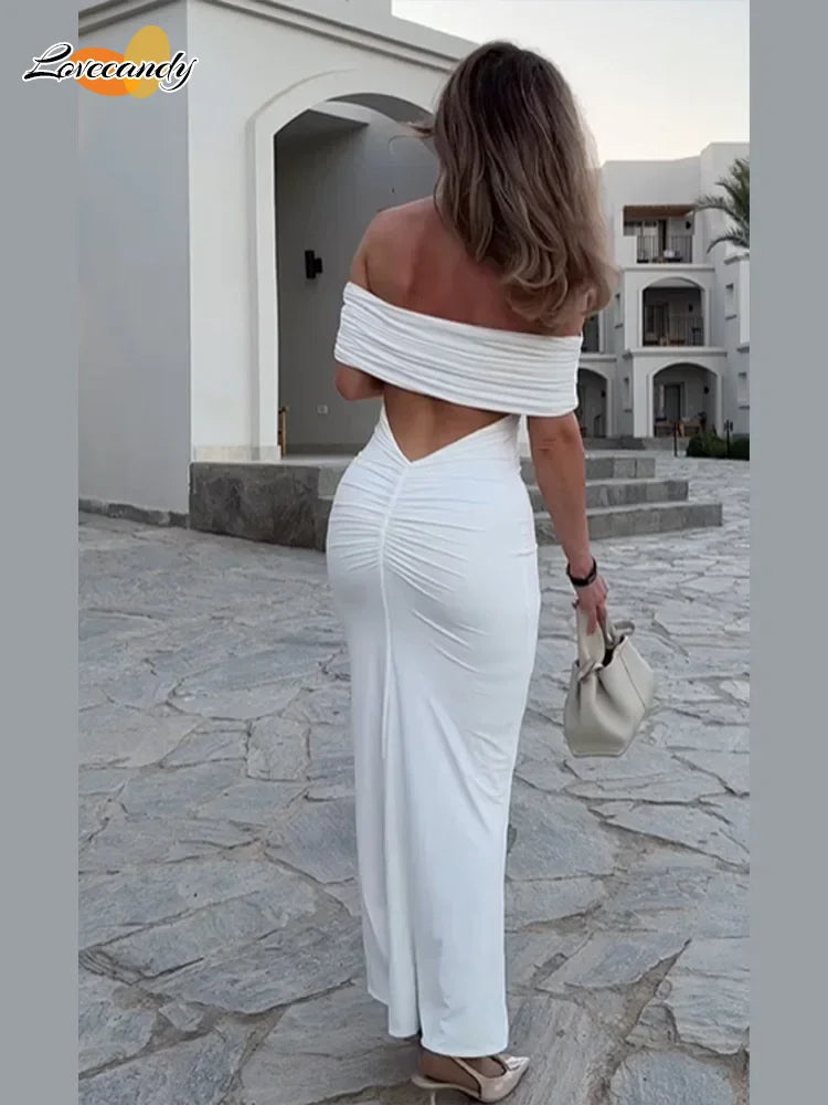 Découvrez la robe longue sirène à découpes élégantes, alliance de sophistication et sensualité. Avec son dos nu et épaules dénudées, cette robe chic est parfaite pour les occasions spéciales d'été. Soyez prête à faire tourner les têtes!