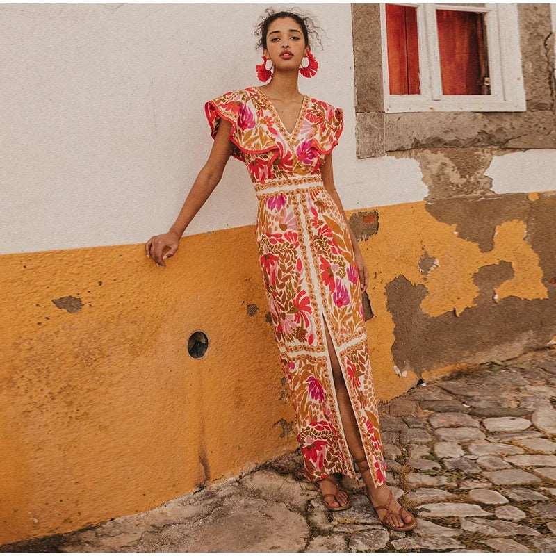 Découvrez notre robe longue vintage à imprimé. Avec son élégant décolleté en V, ses manches volantes, sa taille haute et sa fente, cette robe ajustée est parfaite pour un nouveau style sophistiqué. NEITH