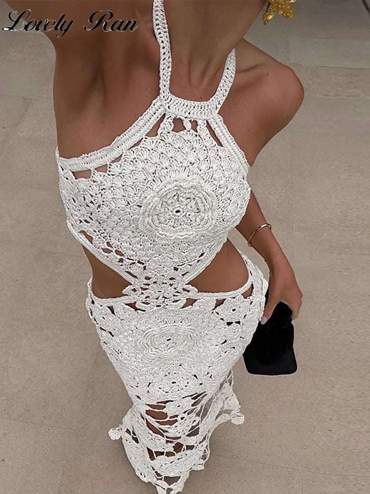 Ajoutez une touche d'élégance et de fraîcheur à votre garde-robe avec cette magnifique robe longue évidée à fleurs. Dotée d'un col halter, cette robe sans manches et dos nu est idéale pour les journées chaudes d'été. Parfaite pour la plage et les soirées!