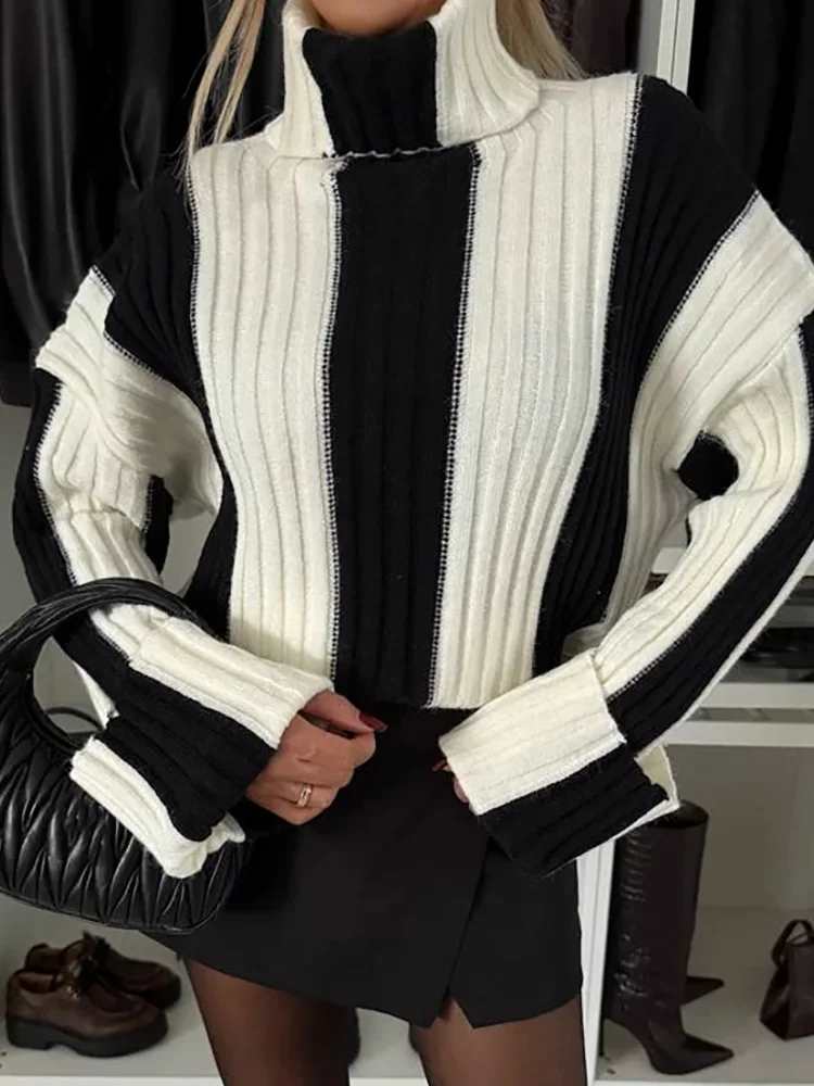 Pull col roulé à rayures : chic et décontracté pour un look automnal et hivernal.