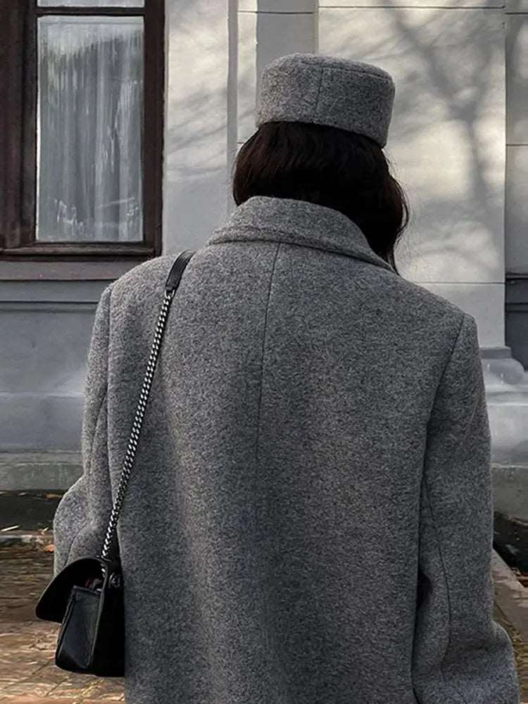 Manteau long rétro : col rabattu et coupe oversize pour une élégance chic automnale.