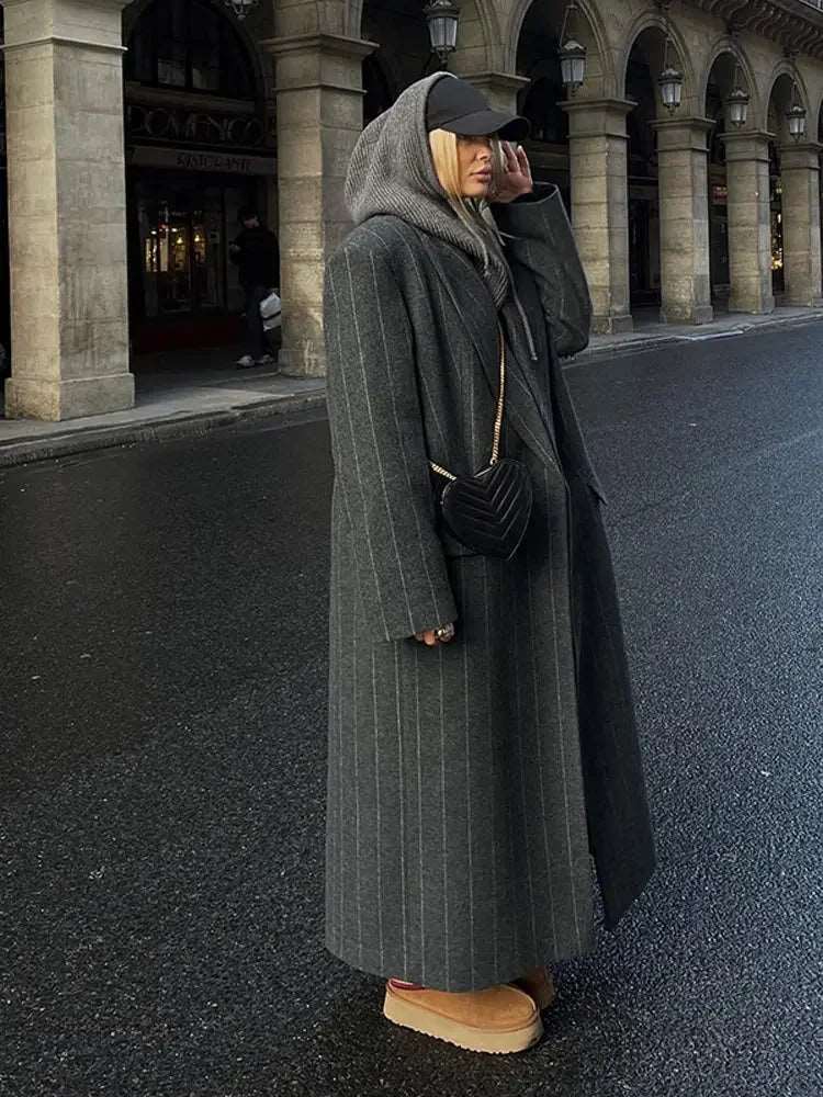 Élevez votre style avec ce manteau en laine gris à rayures, parfait pour l'automne-hiver.