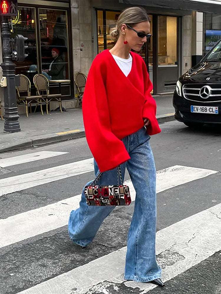 Adoptez un style vintage avec notre veste en laine tricotée pour femmes. Avec son décolleté en V, ses manches longues et sa coupe courte, elle est idéale pour l'automne et l'hiver 2024, alliant confort et élégance.